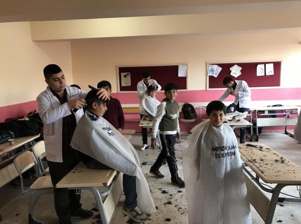 Kızıltepe Halk Eğitim Merkezinden gelen görevliler tarafından okulumuzda ki erkek öğrencilere saç tıraşı yapılmıştır.