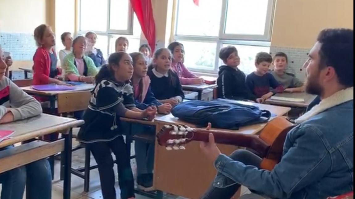 Müzik öğretmenimiz Ömer Köksal'dan eğlenceli müzik egzersizi